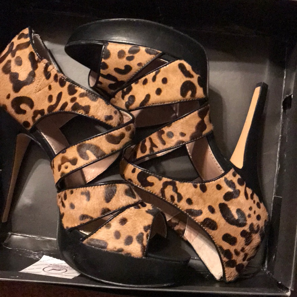 Brand New never worn Vince Camuto Heels